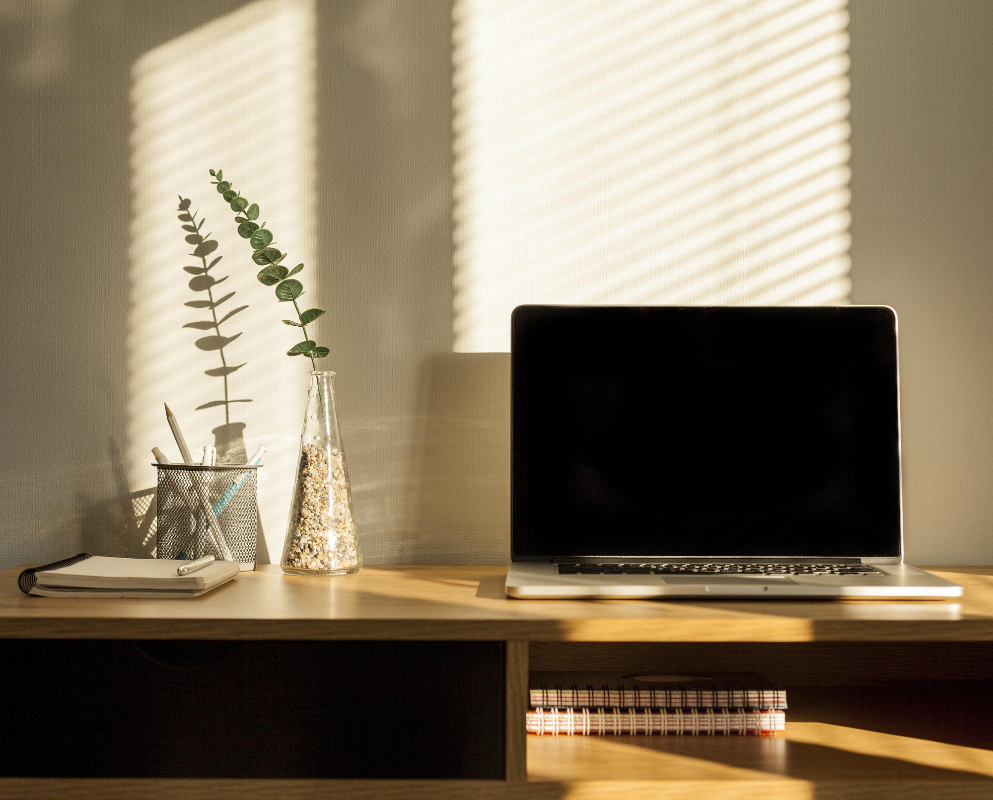 desk-arrangement-with-laptop